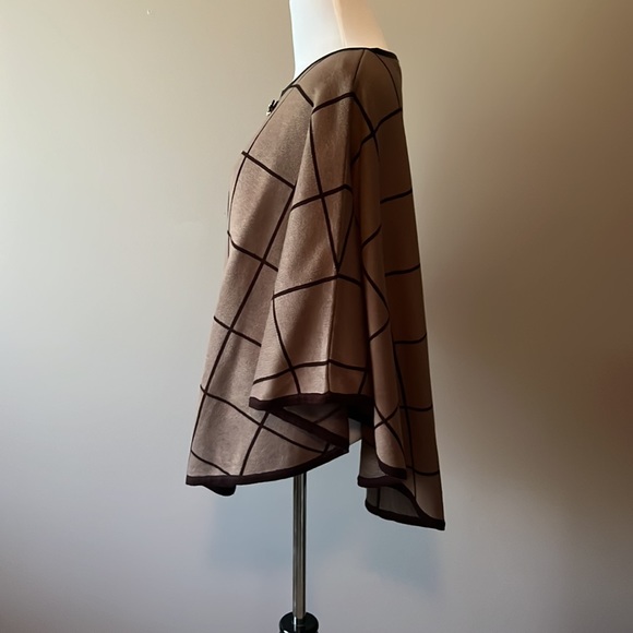 Brown and black poncho - Picture 5 of 9